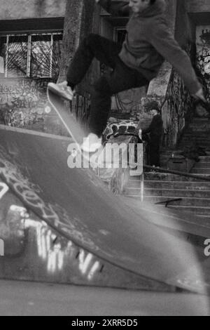 Skateboarder dans un skate Park urbain. Flou artistique Banque D'Images