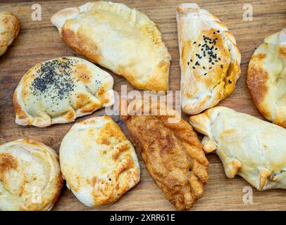 viande, poisson, oignon empanadas dans de nombreuses variétés, épicé, sucré Banque D'Images