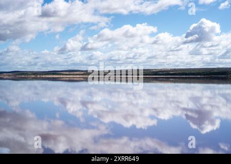 Ciel bleu et nuages reflétant sur le lac Banque D'Images