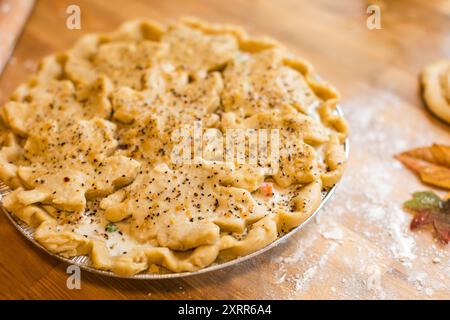 Gros plan de tarte au poulet fait à la main avec des feuilles d'automne Banque D'Images