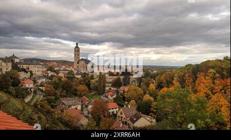 Kutna Hora, république tchèque - 28 octobre 2023 : vue sur les toits de la ville en automne Banque D'Images