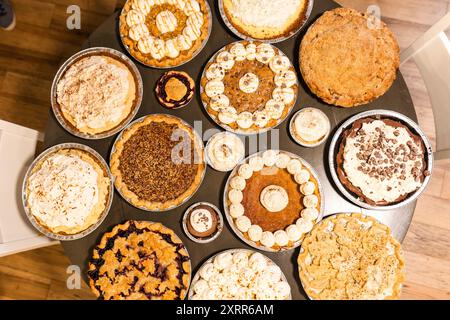 Un assortiment de différentes tartes affichées sur une table ronde. Banque D'Images