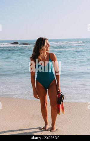 Femme debout avec du matériel de plongée à Laguna Beach Banque D'Images