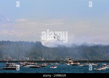 Blue Angels effectuant un virage difficile en survolant le lac Washington Banque D'Images