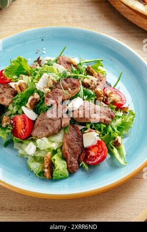 une salade chaude avec de la viande frite et de la sauce. menu du restaurant Banque D'Images