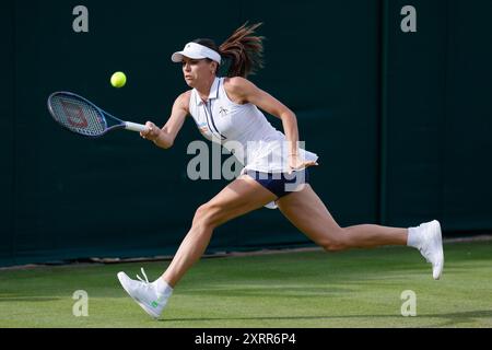 La joueuse de tennis australienne Ajla Tomljanovic en action aux championnats de Wimbledon 2024, Londres, Angleterre. Banque D'Images