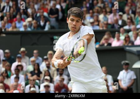 Joueur de tennis espagnol Carlos Alcaraz en action aux championnats de Wimbledon 2024, Londres, Angleterre. Banque D'Images