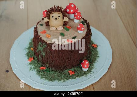 Adorable gâteau hérisson sur le thème des bois avec champignons et feuilles Banque D'Images