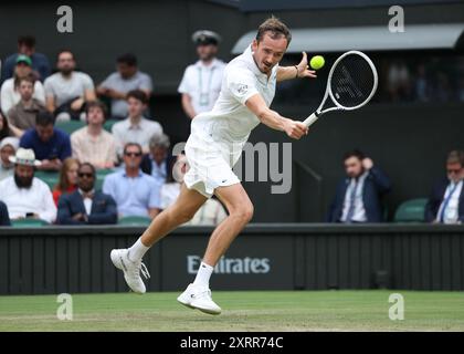 Le joueur de tennis russe Daniil Medvedev en action aux Championnats de Wimbledon 2024, Londres, Angleterre. Banque D'Images