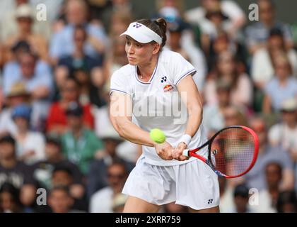 La joueuse de tennis kazakhe Elena Rybakina en action aux championnats de Wimbledon 2024, Londres, Angleterre. Banque D'Images