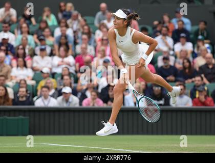 La joueuse de tennis britannique Emma Raducanu en action aux championnats de Wimbledon 2024, Londres, Angleterre. Banque D'Images