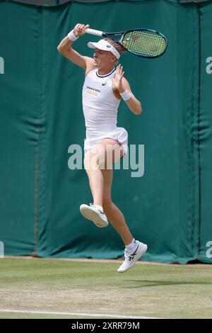 La joueuse de tennis britannique Harriet Dart en action aux championnats de Wimbledon 2024, Londres, Angleterre. Banque D'Images