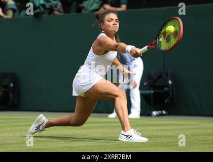 La joueuse de tennis italienne Jasmine Paolini en action aux championnats de Wimbledon 2024, Londres, Angleterre. Banque D'Images