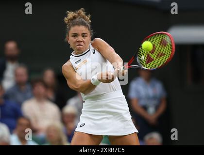 La joueuse de tennis italienne Jasmine Paolini en action aux championnats de Wimbledon 2024, Londres, Angleterre. Banque D'Images