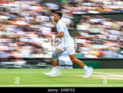 Le joueur de tennis serbe Novak Djokovic en action aux championnats de Wimbledon 2024, Londres, Angleterre. Banque D'Images