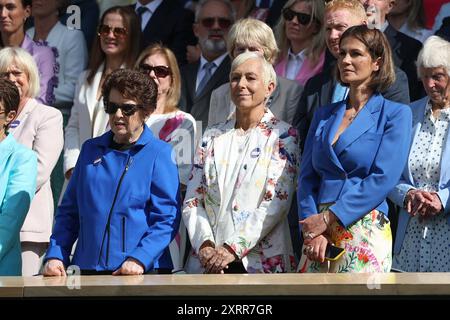 Martina Navratilova (au milieu) sa partenaire Julia Lemigova et la légende du tennis Billie Jean King (à gauche) regardant l'action aux Championnats de Wimbledon 2024 Banque D'Images