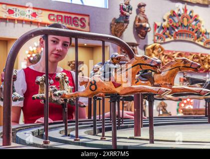 Bonhams London 12 août 2024 amassé plus de 40 ans, pour la vente l'une des plus importantes collections d'art de foire encore existant aujourd'hui - avec une ménagerie éclectique d'animaux de carrousel sculptés, d'affiches et de formes sculpturales, ainsi que des machines à pièces de monnaie "modèle de travail". C'est un spectacle à ne pas manquer. Paul Quezada-Neiman/Alamy Live News Credit : Paul Quezada-Neiman/Alamy Live News Banque D'Images