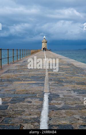 Castle Breakwater and Lighthouse, St Peter Port, Guernesey, Îles Anglo-Normandes, Royaume-Uni Banque D'Images