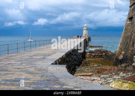 Castle Breakwater and Lighthouse, St Peter Port, Guernesey, Îles Anglo-Normandes, Royaume-Uni Banque D'Images