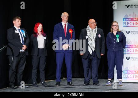 Alistair (Al) Carns, au centre), député travailliste remportant le siège de Birmingham Selly Oak aux élections générales de 2024. Ancien Royal Marine, il a servi dans la guerre d'Afghanistan et a été mentionné dans des dépêches 'en reconnaissance de courageux et distingués services en Afghanistan au cours de la période du 1er octobre 2006 au 31 mars 2007. Banque D'Images