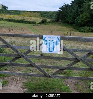 Ne franchissez pas ce champ sauf si vous pouvez le faire en 9 secondes car le Bull peut le faire en 10 secondes - Sign on Herm Island, Anglo-Normandes, UK. Banque D'Images