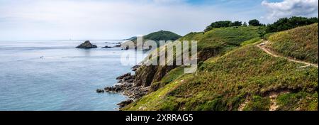 La côte sud accidentée de Herm Island Panorama, îles Anglo-Normandes, Royaume-Uni Banque D'Images