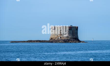 Tour de Brehon, entre Guernesey et Herm, îles Anglo-Normandes, Royaume-Uni Banque D'Images