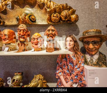 Bonhams London 12 août 2024 amassé plus de 40 ans, pour la vente l'une des plus importantes collections d'art de foire encore existant aujourd'hui - avec une ménagerie éclectique d'animaux de carrousel sculptés, d'affiches et de formes sculpturales, ainsi que des machines à pièces de monnaie "modèle de travail". C'est un spectacle à ne pas manquer. Paul Quezada-Neiman/Alamy Live News Credit : Paul Quezada-Neiman/Alamy Live News Banque D'Images