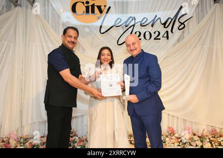 NEW DELHI, INDE - JUILLET 28 : (NOTE DE LA RÉDACTION : ceci est une image exclusive de Hindustan Times/Sipa USA) L'acteur de Bollywood Anupam Kher a reçu un prix du leader du BJP Rajiv Pratap Rudy et de sa femme, le golfeur Neelam Pratap Rudy lors des HT City Legends 2024 Awards organisés par HT City pour célébrer son 25e anniversaire, au Taj Palace, Chanakyapuri, le 28 juillet 2024 à New Delhi, en Inde. Cette soirée assis était un hommage aux sommités de divers domaines qui ont laissé une marque indélébile sur leurs professions. (Photo de Manoj Verma/Hindustan Times/Sipa USA ) Banque D'Images