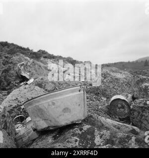 Current 33-4-1967 : la nature comme bac à litière. Les randonneurs ne sont pas doués pour emporter leurs ordures avec eux quand ils vont se promener. De plus en plus de nature est jonchée par les humains, et elle devient de plus en plus visible. La vieille cuve de lavage a fait son travail, et pourquoi ne pas utiliser la prairie comme un endroit pour la jeter? Photo : Sverre A. Børretzen / Aktuell / NTB ***PHOTO NON TRAITÉE*** ce texte d'image est traduit automatiquement ce texte d'image est traduit automatiquement Banque D'Images