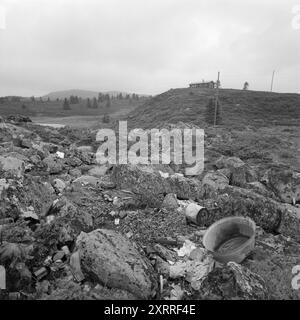 Current 33-4-1967 : la nature comme bac à litière. Les randonneurs ne sont pas doués pour emporter leurs ordures avec eux quand ils vont se promener. De plus en plus de nature est jonchée par les humains, et elle devient de plus en plus visible. La vieille cuve de lavage a fait son travail, et pourquoi ne pas utiliser la prairie comme un endroit pour la jeter? Photo : Sverre A. Børretzen / Aktuell / NTB ***PHOTO NON TRAITÉE*** ce texte d'image est traduit automatiquement ce texte d'image est traduit automatiquement Banque D'Images