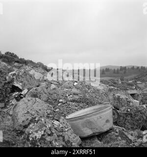 Current 33-4-1967 : la nature comme bac à litière. Les randonneurs ne sont pas doués pour emporter leurs ordures avec eux quand ils vont se promener. De plus en plus de nature est jonchée par les humains, et elle devient de plus en plus visible. La vieille cuve de lavage a fait son travail, et pourquoi ne pas utiliser la prairie comme un endroit pour la jeter? Photo : Sverre A. Børretzen / Aktuell / NTB ***PHOTO NON TRAITÉE*** ce texte d'image est traduit automatiquement ce texte d'image est traduit automatiquement Banque D'Images