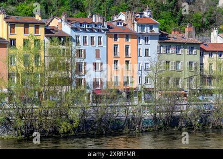 Belles maisons et boutiques colorées en bord de rivière le long de la rive nord de la rivière Isère à Grenoble, dans le sud-est de la France. Banque D'Images