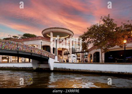 Stadtansicht von Aveiro, genannt das Venedig Portugals, Kanal mit Forum Aveiro, Nachtansicht mit Himmelsfärbung Impressionen Aveiro *** vue de la ville d'Aveiro, appelée la Venise du Portugal, canal avec Forum Aveiro, vue de nuit avec ciel coloriage impressions Aveiro Banque D'Images