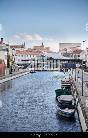 Stadtansicht von Aveiro, genannt das Venedig Portugals, Blick von der Ponte dos Botiroes auf Stadthafen und Markthalle am Fischmarkt, Hochformat Impressionen Aveiro *** vue de la ville d'Aveiro, appelée la Venise du Portugal, vue du Ponte dos Botiroes au port de la ville et au marché aux poissons, format portrait impressions Aveiro Banque D'Images