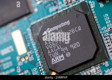 Timisoara, Roumanie - 15 mars 2020: Gros plan d'un processeur NComputing NC3164L. Composants électroniques. Banque D'Images