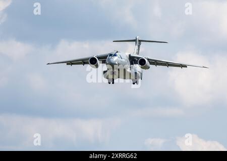 Armée de l'air portugaise - Embraer C-390 Millennium, arrivant à la RAF Fairford pour prendre part à l'exposition statique au Royal International Air Tattoo. Banque D'Images