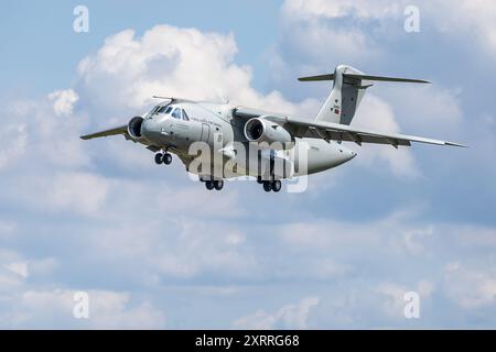 Armée de l'air portugaise - Embraer C-390 Millennium, arrivant à la RAF Fairford pour prendre part à l'exposition statique au Royal International Air Tattoo. Banque D'Images