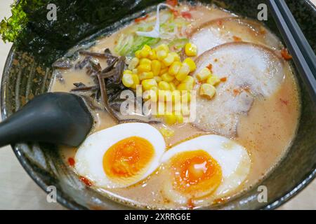 Gros plan de Tonkotsu Ramen, un bouillon d'os de porc plat de nouilles japonaises de style chinois Banque D'Images