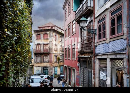 Altes Stadtzentrum von Porto mit engen Gassen und kleinen Geschäften im Abendlicht Impressionen Porto *** Vieux centre-ville de Porto avec des rues étroites et de petits magasins dans la lumière du soir impressions de Porto Banque D'Images