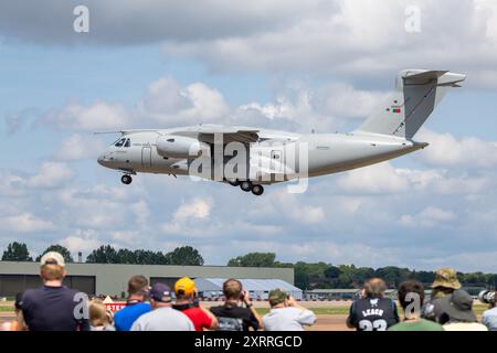 Armée de l'air portugaise - Embraer C-390 Millennium, arrivant à la RAF Fairford pour prendre part à l'exposition statique au Royal International Air Tattoo. Banque D'Images