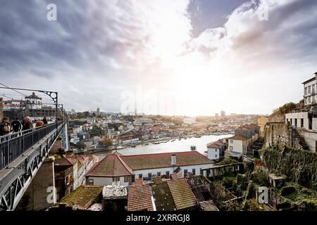 über den Dächern von Porto, historisches Stadtviertel zwischen dem Hügel Pena Ventos mit Bischofspalast und der Brücke Ponte Dom Luis I am Fluss Douro, Gegenlichtstimmung Impressionen Porto *** au-dessus des toits de Porto, quartier historique entre la colline de Pena Ventos avec le Palais des évêques et le pont Ponte Dom Luis I sur le fleuve Douro, impressions rétroéclairées de Porto Banque D'Images