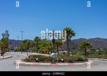 Statue sur un rond-point à l'entrée de Cantoria, vallée de l'Almanzora, province d'Almeria, Andalousie, Espagne Banque D'Images