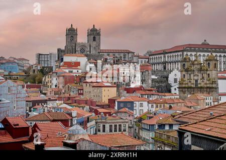 Blick über die Dächer der Stadt Porto zur Kathedrale se do Porto unter stimmungsvollem Abendhimmel Impressionen Porto *** vue sur les toits de la ville de Porto jusqu'à la cathédrale se do Porto sous un ciel atmosphérique en soirée impressions de Porto Banque D'Images