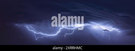 Éclair lumineux sur le ciel nocturne pendant Hunderstorm Banque D'Images