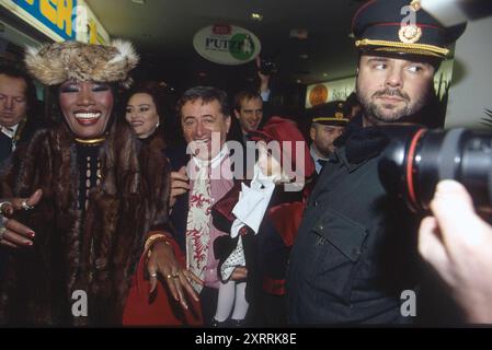 Opernballgast Grace Jones in der Lugnercity Wien, 14.2.1996 Grace Jones, Christina und Richard Lugner Wien Österreich *** invitée Grace Jones in the Lugnercity Vienna, 14 2 1996 Grace Jones, Christina et Richard Lugner Vienna Austria vr 1689394 Banque D'Images