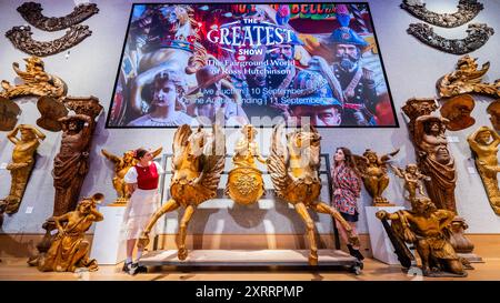 Londres, Royaume-Uni. 12 août 2024. Un aperçu de The Greatest Show : The Fairground World of Ross Hutchinson à Bonhams New Bond Street qui est également gratuit pour le public. Hutchinson est connaisseur de souvenirs de foire depuis plus de 40 ans, et la vente présente un éventail de figures et sculptures vintage et antiques de foire, de sièges de manège en forme d'animaux, de jeux et d'affiches. Une vente en direct de 150 lots aura lieu le 10 septembre, avec une vente en ligne de 150 lots supplémentaires se terminant le 11 septembre. Crédit : Guy Bell/Alamy Live News Banque D'Images