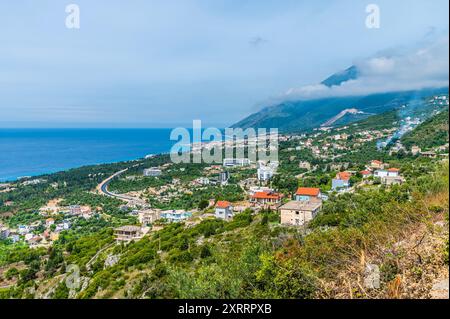 Une vue sur la colonie de Dhermi et le parc national de Llogara, Albanie en été Banque D'Images