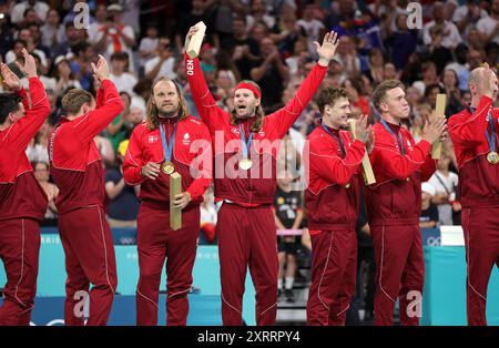 LILLE, FRANCE - 11 AOÛT : Mikkel Hansen de Team Denmark célèbre sur le podium lors de la cérémonie des médailles après le match pour la médaille d'or masculine entre Team Allemagne et Team Danemark le 16e jour des Jeux Olympiques Paris 2024 au stade Pierre Mauroy le 11 août 2024 à Lille, France. © diebilderwelt / Alamy Stock Banque D'Images