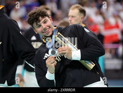 LILLE, FRANCE - 11 AOÛT : le médaillé d'argent Marko Grgic de l'équipe Allemagne pose pour une photo lors de la cérémonie de remise des médailles le seizième jour après le match pour la médaille d'or masculine entre l'équipe Allemagne et l'équipe Danemark le seizième jour des Jeux Olympiques de Paris 2024 au stade Pierre Mauroy le 11 août 2024 à Lille, France. © diebilderwelt / Alamy Stock Banque D'Images